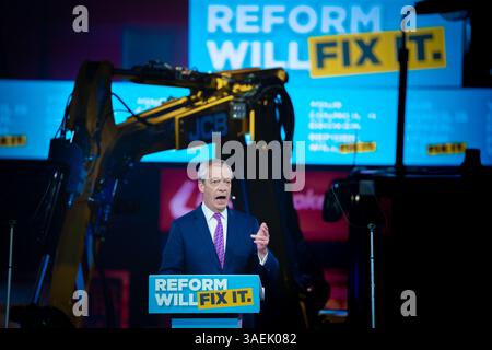 Nigel Farage, Leader of Reform UK, kommt über JCB an, um Parteimitglieder zu sprechen. Birmingham Großbritannien. Stockfoto