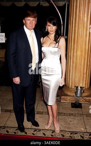 April 2004; Los Angeles, CA, USA; (Aktenfoto: 14.01.2004) Billionär DONALD TRUMP hat seiner Freundin MELANIA KNAUSS während einer Party im Metropolitan Museum of Art am Montag einen Antrag gemacht. Das ist Trumps dritte Ehe, und es wird Gerüchten zufolge um ein Pre-Nup gebeten. Im Bild: DONALD TRUMP und seine Freundin MELANIA KNAUSS bei der NBC ALL Star Party im Highlands Restaurant im Hollywood and Highland Complex. . (Bild: Paul Fenton/ZUMAPRESS.com) Stockfoto