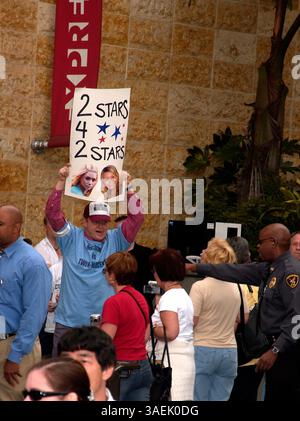 April 2004; Los Angeles, CA, USA; ATMOSPHÄRE bei der 2.253. Hollywood Star Zeremonie vor dem Kodak Theatre. . (Bild: Paul Fenton/ZUMAPRESS.com) Stockfoto