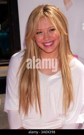 Juli 2004; Los Angeles, CA, USA; Schauspielerin HILARY DUFF bei der Weltpremiere "A Cinderella Story" im Grauman's Chinese Theater, Hollywood. (Bild: Paul Fenton/ZUMAPRESS.com) Stockfoto