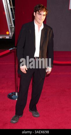September 2004; Hollywood, CA, USA; Schauspieler JOAQUIN PHOENIX bei der Uraufführung von 'Ladder 49' im El Capitan Theater. (Bild: Paul Fenton/ZUMAPRESS.com) Stockfoto