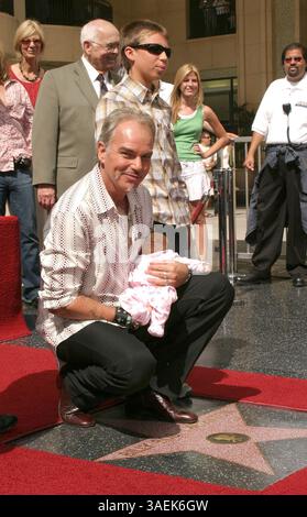 Oktober 2004; Hollywood, CA, USA; Schauspieler BILLY BOB THORNTON bekommt seinen Star auf dem Hollywood Walk of Fame. Billy hält seine Tochter BELLA, seine Freundin Connie Angland ist die Mutter. (Bild: Paul Fenton/ZUMAPRESS.com) Stockfoto