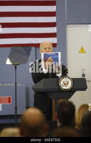 26. Januar 2012 - Rochester, New Hampshire, U.. S – US-Vizepräsident JOSEPH R. BIDEN spricht am Donnerstag, den 26. Januar, mit Mitarbeitern und Geschäftsinhabern von Albany International, einem globalen Unternehmen für Textil- und Materialverarbeitung, in Rochester, New Hampshire, 2012. (Bild: © Scott P. Yates/ZUMAPRESS.com) Stockfoto