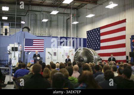 26. Januar 2012 - Rochester, New Hampshire, U.. S – US-Vizepräsident JOSEPH R. BIDEN spricht am Donnerstag, den 26. Januar, mit Mitarbeitern und Geschäftsinhabern von Albany International, einem globalen Unternehmen für Textil- und Materialverarbeitung, in Rochester, New Hampshire, 2012. (Bild: © Scott P. Yates/ZUMAPRESS.com) Stockfoto