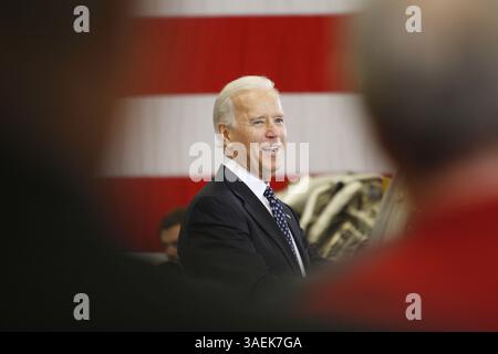 26. Januar 2012 - Rochester, New Hampshire, U.. S – US-Vizepräsident JOSEPH R. BIDEN spricht am Donnerstag, den 26. Januar, mit Mitarbeitern und Geschäftsinhabern von Albany International, einem globalen Unternehmen für Textil- und Materialverarbeitung, in Rochester, New Hampshire, 2012. (Bild: © Scott P. Yates/ZUMAPRESS.com) Stockfoto