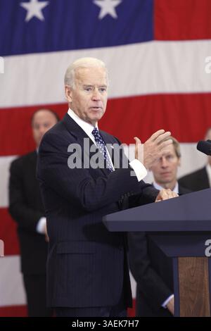 26. Januar 2012 - Rochester, New Hampshire, U.. S – US-Vizepräsident JOSEPH R. BIDEN spricht am Donnerstag, den 26. Januar, mit Mitarbeitern und Geschäftsinhabern von Albany International, einem globalen Unternehmen für Textil- und Materialverarbeitung, in Rochester, New Hampshire, 2012. (Bild: © Scott P. Yates/ZUMAPRESS.com) Stockfoto