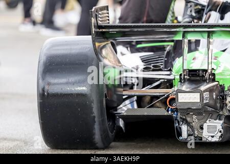 Die Crew von Juncos Hollinger Racing Chevrolet bereitet ihre Rennwagen auf den Big Machine Music City Grand Prix vor, der von Gainbridge in Nashville S präsentiert wird Stockfoto