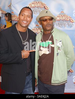 Juni 2005; Los Angeles, CA, USA; die Schauspieler DWAYNE JOHNSON und SAMUEL L. JACKSON bei den MTV Movie Awards 2005 im Shrine Auditorium. (Bild: Paul Fenton/ZUMAPRESS.com) Stockfoto