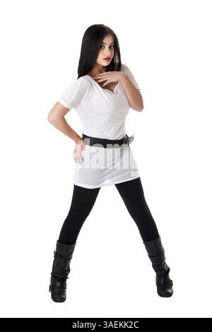 Schöne brünette Kaukasischen Hispanic Latina Frau mit roten Lippenstift mit Beine, tragen, weißes Hemd, schwarze Leggings und Gürtel, isoliert Stockfoto