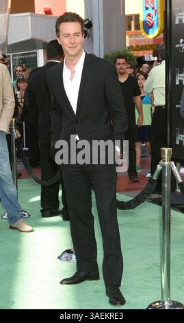 Juni 2008 – Los Angeles, Kalifornien, USA – Schauspieler EDWARD NORTON bei der Weltpremiere „The Incredible Hulk“ im Gibson Amphitheatre, Universal Studios (Bild: Paul Fenton/ZUMAPRESS.com) Stockfoto