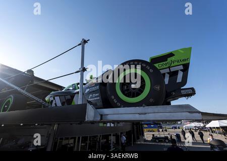 Die Crew von Juncos Hollinger Racing Chevrolet bereitet ihre Rennwagen für die Hy-Vee Milwaukee Mile 250 auf der Milwaukee Mile in West Allis WI, West vor Stockfoto