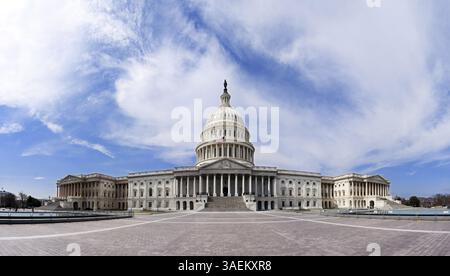 Weitwinkel Panorama der US United States Capitol Building für Demokrat republikanischen Regierung Senat und Kongress Parteien unter einem Summer Blue Stockfoto