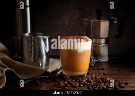 Heißer Thai Tee Latte mit Milchschaum im Glas. Stockfoto