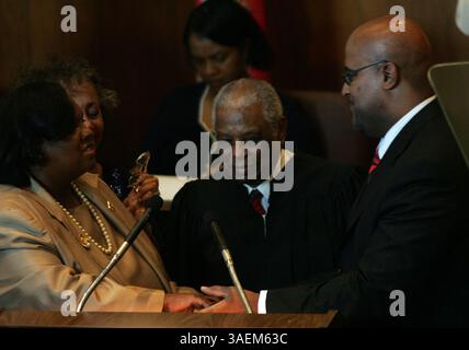 September 2008 - Detroit, Michigan, USA - First Lady KIMBERLY COCKREL begrüßt ihren Mann Bürgermeister KEN COCKREL JR. Richter Damon Keith sieht sich das Coleman A. Young Municipal Building in Detroit am 19. September 2008 an. (ANDRE J. JACKSON/Detroit Free Press (Bild: Detroit Free Press/ZUMAPRESS.com) Stockfoto