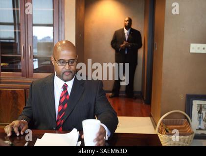 September 2008 - DETROIT, Michigan, USA - Detroits neuer Bürgermeister KEN COCKREL JR. Setzt sich zu einem Interview mit der Detroit Free Press in seinem neuen Büro hin (Credit Image: Detroit Free Press/ZUMAPRESS.com) Stockfoto