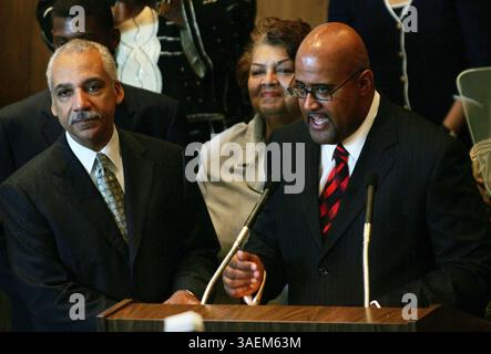 September 2008 - Detroit, Michigan, USA - der stellvertretende Bürgermeister SAUL GREEN sieht als Bürgermeister KEN COCKREL JR an. Hält seine Dankesrede im Coleman A. Young Municipal Building (Credit Image: Detroit Free Press/ZUMAPRESS.com) Stockfoto