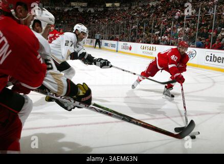 Detroit Red Wings Mikael Samuelsson, links, und Henrik Zetterberg, rechts, kontrollieren den Puck weg von Anaheim Ducks Steve Montador, links, und Scott Niedermayer, Mitte, in The Ducks End in der 3. Periode in Detroit, MI am Montag, 1. Dezember 2008. Detroit konnte 2-1 gewinnen. JULIAN H. GONZALEZ/Detroit Free Press (Bild: Detroit Free Press/ZUMAPRESS.com) Stockfoto