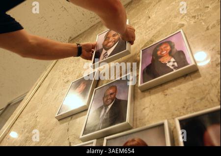 19. September 2008 - Detroit, Michigan, USA - Brian Adermatt, Bauschreiner, entfernt das Foto des ehemaligen Bürgermeisters Kwame Kilpatrick und ersetzt es durch den Bürgermeister Ken Cockrel Jr. im Coleman A. Young Municipal Building (Bild: Detroit Free Press/ZUMAPRESS.com) Stockfoto