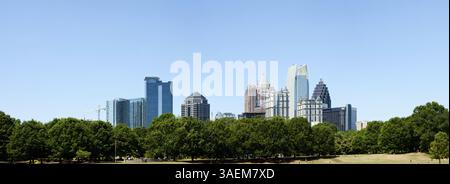 Piedmont Park in Atlanta, GA, mit Skyline hinten an einem sonnigen Sommertag, Atlanta, USA, Nordamerika Stockfoto