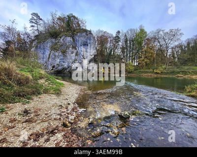 Malerischer Wanderweg entlang der Donau bei Inzigkofen. Der Pfad schlängelt sich entlang einer felsigen Klippe, gesäumt von beeindruckenden Wurzeln und Bäumen. Die Bäume sind cov Stockfoto