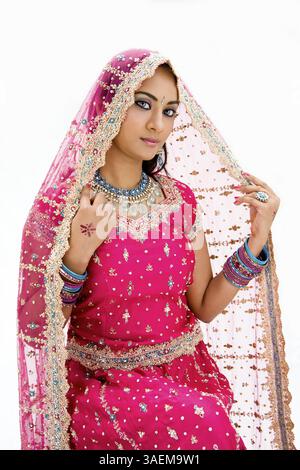 Wunderschöne Bangali Braut in bunten Kleid und Schleier, isoliert, New York, USA, Nordamerika Stockfoto