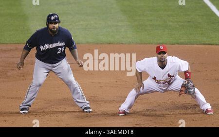 7. September 2011 - St. Louis, MO, USA - Milwaukee Brewers' Prince Fielder, Left, und St. Louis Cardinals erster Baseman Albert Pujols beobachten das Feld im zweiten Inning im Busch Stadium in St. Louis, Missouri, Mittwoch, 7. September 2011. (Kreditbild: © Chris Lee/St. Louis Post-Dispatch/MCT/ZUMAPRESS.com) Stockfoto