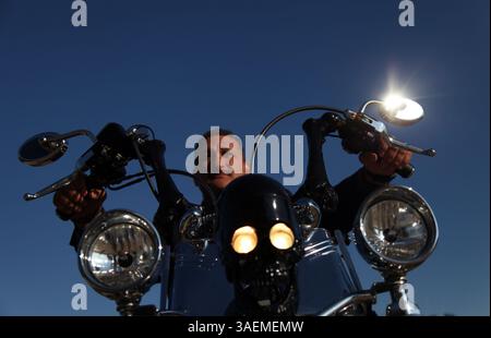 22. August 2011 – Arlington, VA, USA – Chris Braman hält an, um sich das Pentagon anzusehen, 22. August 2011 in Arlington, Virginia. „Ich komme von Zeit zu Zeit hierher, um mich zu erinnern“, sagt er, während er auf seiner Harley Davidson sitzt. Am 11. September 2001 arbeitete Staff-Sgt. Christopher Braman im Pentagon als Koch, als der Plan zustande kam. Nachdem er dem Feuer entkommen war, rannte er mehrmals in das brennende Gebäude zurück und rettete am Ende eine Frau und brachte 63 Tote heraus. Er erhielt das Purple Heart für seine Verletzungen und die Soldatenmedaille für seine Tapferkeit. (Kreditbild: © Astrid Riecken/MCT/MCT/ZUMAPRESS.com) Stockfoto