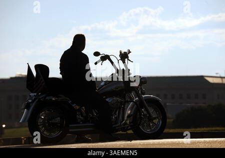 22. August 2011 – Arlington, VA, USA – Chris Braman hält an, um sich das Pentagon anzusehen, 22. August 2011 in Arlington, Virginia. „Ich komme von Zeit zu Zeit hierher, um mich zu erinnern“, sagt er, während er auf seiner Harley Davidson sitzt. Am 11. September 2001 arbeitete Staff-Sgt. Christopher Braman im Pentagon als Koch, als der Plan zustande kam. Nachdem er dem Feuer entkommen war, rannte er mehrmals in das brennende Gebäude zurück und rettete am Ende eine Frau und brachte 63 Tote heraus. Er erhielt das Purple Heart für seine Verletzungen und die Soldatenmedaille für seine Tapferkeit. (Kreditbild: © Astrid Riecken/MCT/MCT/ZUMAPRESS.com) Stockfoto
