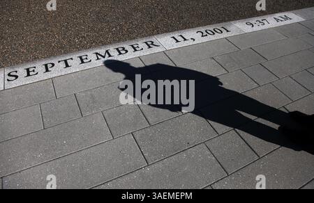 22. August 2011 - Arlington, VA, USA - der Schatten von Chris Braman ist am Eingang der Gedenkstätte 911 im Pentagon zu sehen, 22. August 2011, die den Opfern der Terroranschläge vom 11. September gewidmet ist. Am 11. September 2001 arbeitete Staff-Sgt. Christopher Braman im Pentagon als Koch, als der Plan zustande kam. Nachdem er dem Feuer entkommen war, rannte er mehrmals in das brennende Gebäude zurück und rettete am Ende eine Frau und brachte 63 Tote heraus. Er erhielt das Purple Heart für seine Verletzungen und die Soldatenmedaille für seine Tapferkeit. (Kreditbild: © Astrid Riecken/MCT/MCT/ZUMAPRESS.com) Stockfoto