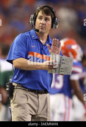 9. September 2011 - Gainesville, FL, USA - Florida-Cheftrainer will Muschamp feiert am Samstag, den 10. September 2011, einen Touchdown gegen die University of Alabama-Birmingham im Ben Hill Griffin Stadium in Gainesville, Florida. (Bild: © Gary W. Green/Orlando Sentinel/MCT/ZUMAPRESS.com) Stockfoto