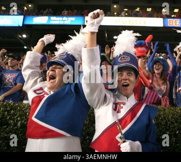 9. September 2011 – Gainesville, FL, USA – die Marschkapellen Bridget Badovick, Left, und Ashley Muse feiern am Samstag, den 10. September 2011, im Ben Hill Griffin Stadium in Gainesville, Florida, einen Touchdown der Gators-Gruppe gegen die University of Alabama-Birmingham. (Bild: © Gary W. Green/Orlando Sentinel/MCT/ZUMAPRESS.com) Stockfoto