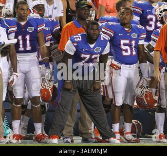 9. September 2011 - Gainesville, FL, USA - Florida Defensive Tackle Shariff Floyd (73) beobachtet das Spiel der Gators gegen die University of Alabama-Birmingham am Samstag, den 10. September 2011, während er eine zwei-Spiele-Suspendierung von der NCAA im Ben Hill Griffin Stadium in Gainesville, Florida, ausübt. (Bild: © Gary W. Green/Orlando Sentinel/MCT/ZUMAPRESS.com) Stockfoto