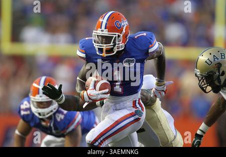 9. September 2011 - Gainesville, FL, USA - Florida Running Back Chris Rainey (1) läuft am Samstag, den 10. September 2011 im Ben Hill Griffin Stadium in Gainesville, Florida, um einen ersten Niederschlag im ersten Quartal gegen die University of Alabama-Birmingham. (Bild: © Gary W. Green/Orlando Sentinel/MCT/ZUMAPRESS.com) Stockfoto