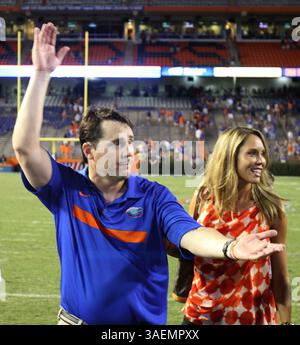 9. September 2011 - Gainesville, FL, USA - Florida-Trainer will Muschamp und seine Frau Carol feiern nach dem Sieg der Gators 39-0 über die University of Alabama-Birmingham im Ben Hill Griffin Stadium in Gainesville, Florida, am Samstag, den 10. September 2011. (Bild: © Gary W. Green/Orlando Sentinel/MCT/ZUMAPRESS.com) Stockfoto