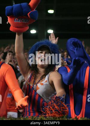 9. September 2011 – Gainesville, FL, USA – Skip Parson bejubelt die Gators bei ihrem Sieg 39-0 über die University of Alabama-Birmingham im Ben Hill Griffin Stadium in Gainesville, Florida, am Samstag, den 10. September 2011. (Bild: © Gary W. Green/Orlando Sentinel/MCT/ZUMAPRESS.com) Stockfoto