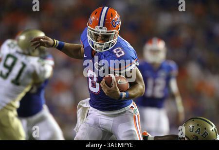 9. September 2011 - Gainesville, FL, USA - Florida Running Back Trey Burton (8) knallt am Samstag, den 10. September 2011, im Ben Hill Griffin Stadium in Gainesville, Florida um einen ersten Niederschlag im zweiten Quartal gegen die University of Alabama-Birmingham. (Bild: © Gary W. Green/Orlando Sentinel/MCT/ZUMAPRESS.com) Stockfoto