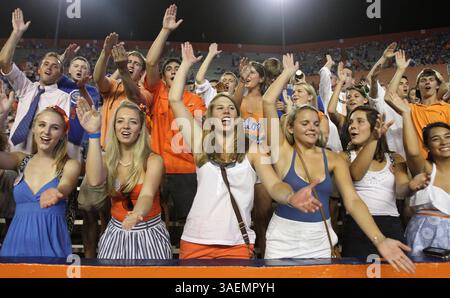 9. September 2011 - Gainesville, FL, USA - Florida Fans singen „IT's Great, to be, a Florida Gator“ bei ihrem Sieg 39-0 über die University of Alabama-Birmingham im Ben Hill Griffin Stadium in Gainesville, Florida, am Samstag, den 10. September 2011. (Bild: © Gary W. Green/Orlando Sentinel/MCT/ZUMAPRESS.com) Stockfoto