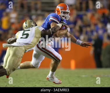 9. September 2011 - Gainesville, FL, USA - Florida Quarterback Jeff Driskel (16) stürzt am 39-0 Samstag, den 10. September 2011, beim Sieg der Gators über die University of Alabama-Birmingham im Ben Hill Griffin Stadium in Gainesville, Florida, an Sicherheit vorbei. (Bild: © Gary W. Green/Orlando Sentinel/MCT/ZUMAPRESS.com) Stockfoto