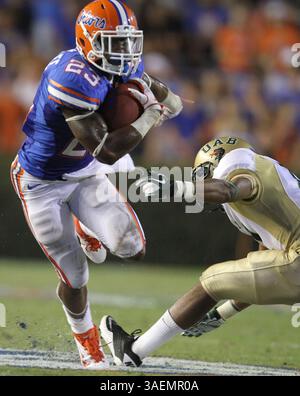 9. September 2011 - Gainesville, FL, USA - Florida Running Back Mike Gillislee (23) entzieht sich dem Sicherheitsangriff Calvin Jones (11) beim Sieg der Gators 39-0 über die University of Alabama-Birmingham im Ben Hill Griffin Stadium in Gainesville, Florida, am Samstag, 10. September 2011. (Bild: © Gary W. Green/Orlando Sentinel/MCT/ZUMAPRESS.com) Stockfoto
