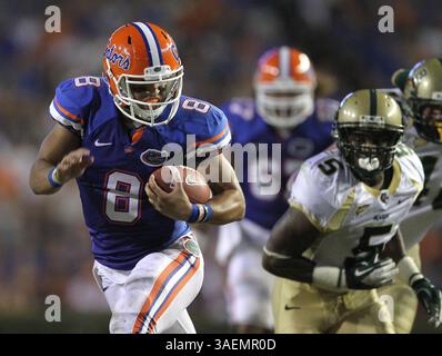 9. September 2011 - Gainesville, FL, USA - Florida Running Back Trey Burton (8) knallt am Samstag, den 10. September 2011, im Ben Hill Griffin Stadium in Gainesville, Florida um einen ersten Niederschlag im zweiten Quartal gegen die University of Alabama-Birmingham. (Bild: © Gary W. Green/Orlando Sentinel/MCT/ZUMAPRESS.com) Stockfoto