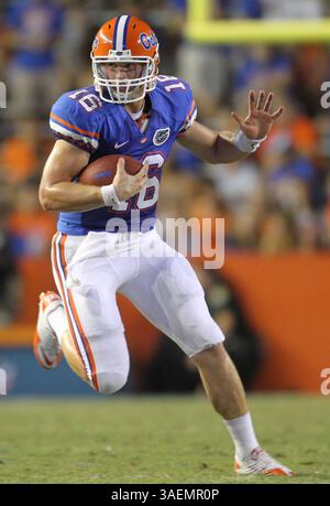 9. September 2011 - Gainesville, FL, USA - Florida Quarterback Jeff Driskel (16) spielt den Ball im vierten Quartal des Sieges der Gators 39-0 über die University of Alabama-Birmingham im Ben Hill Griffin Stadium in Gainesville, Florida, am Samstag, den 10. September 2011. (Bild: © Gary W. Green/Orlando Sentinel/MCT/ZUMAPRESS.com) Stockfoto