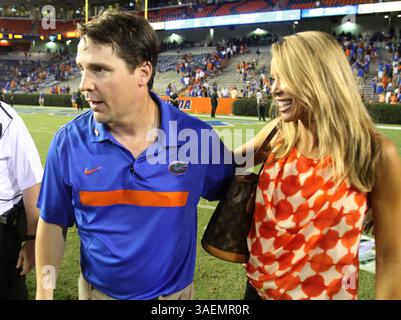 9. September 2011 - Gainesville, FL, USA - Florida-Trainer will Muschamp und seine Frau Carol feiern nach dem Sieg der Gators 39-0 über die University of Alabama-Birmingham im Ben Hill Griffin Stadium in Gainesville, Florida, am Samstag, den 10. September 2011. (Bild: © Gary W. Green/Orlando Sentinel/MCT/ZUMAPRESS.com) Stockfoto