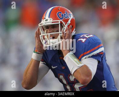 9. September 2011 – Gainesville, FL, USA – Florida Quarterback John Brantley (12) ruft ein Spiel an der Line of Scrimmage bei einem Sieg 39-0 über die University of Alabama-Birmingham im Ben Hill Griffin Stadium in Gainesville, Florida, am Samstag, den 10. September 2011 auf. (Bild: © Gary W. Green/Orlando Sentinel/MCT/ZUMAPRESS.com) Stockfoto