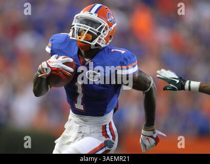 9. September 2011 - Gainesville, FL, USA - Florida Running Back Chris Rainey läuft in der ersten Halbzeit beim Sieg 39-0 über die University of Alabama-Birmingham im Ben Hill Griffin Stadium in Gainesville, Florida, am Samstag, den 10. September 2011. (Bild: © Gary W. Green/Orlando Sentinel/MCT/ZUMAPRESS.com) Stockfoto