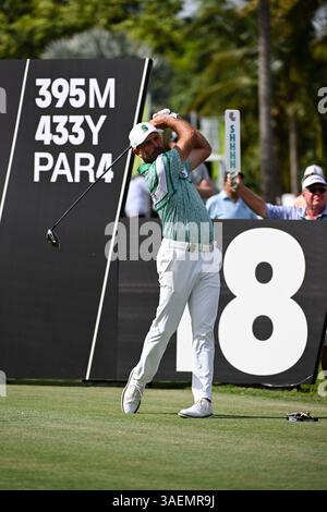 Doral, USA. April 2025. Charl Schwartzel von The Stinger GC schlägt am 6. April 2025 auf dem Trump National Golf Course 2025 in Doral, Florida, am letzten Tag des LIV Golf Invitational - Miami ab. (Foto: JC Ruiz/SIPA USA) Credit: SIPA USA/Alamy Live News Stockfoto