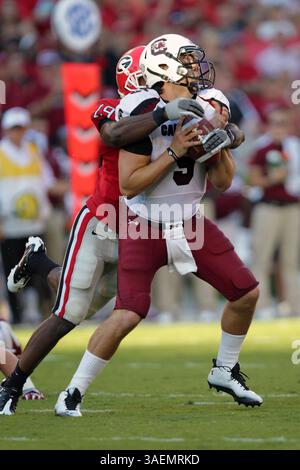 10. September 2011: Die Sanders Commings (19) von Georgia entführt South Carolina Quarterback Stephen Garcia (5) während der Schlacht zwischen den South Carolina Gamecocks und den Georgia Bulldogs, die im Sanford Stadium auf dem Campus der University of Georgia in Athen, Georgia, gespielt wurde. In einem Schauspiel holt South Carolina einen Sieg von 45-42. (Bild: © Cecil Copeland/Cal Sport Media/ZUMAPRESS.com) Stockfoto