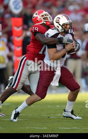 10. September 2011: Die Sanders Commings (19) von Georgia entführt South Carolina Quarterback Stephen Garcia (5) während der Schlacht zwischen den South Carolina Gamecocks und den Georgia Bulldogs, die im Sanford Stadium auf dem Campus der University of Georgia in Athen, Georgia, gespielt wurde. In einem Schauspiel holt South Carolina einen Sieg von 45-42. (Bild: © Cecil Copeland/Cal Sport Media/ZUMAPRESS.com) Stockfoto