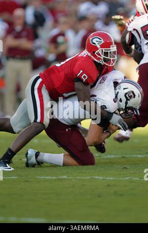 10. September 2011: Die Sanders Commings (19) von Georgia entführt South Carolina Quarterback Stephen Garcia (5) während der Schlacht zwischen den South Carolina Gamecocks und den Georgia Bulldogs, die im Sanford Stadium auf dem Campus der University of Georgia in Athen, Georgia, gespielt wurde. In einem Schauspiel holt South Carolina einen Sieg von 45-42. (Bild: © Cecil Copeland/Cal Sport Media/ZUMAPRESS.com) Stockfoto