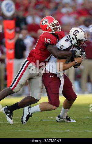 10. September 2011: Die Sanders Commings (19) von Georgia entführt South Carolina Quarterback Stephen Garcia (5) während der Schlacht zwischen den South Carolina Gamecocks und den Georgia Bulldogs, die im Sanford Stadium auf dem Campus der University of Georgia in Athen, Georgia, gespielt wurde. In einem Schauspiel holt South Carolina einen Sieg von 45-42. (Bild: © Cecil Copeland/Cal Sport Media/ZUMAPRESS.com) Stockfoto