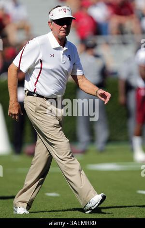 Am 10. September 2011 spielte Steve Spurrier, Cheftrainer von South Carolina, vor dem Beginn der Schlacht zwischen den South Carolina Gamecocks und den Georgia Bulldogs, im Sanford Stadium auf dem Campus der University of Georgia in Athen, Georgia. In einem Schauspiel holt South Carolina einen Sieg von 45-42. (Bild: © Cecil Copeland/Cal Sport Media/ZUMAPRESS.com) Stockfoto